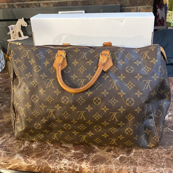 Authentic Louis Vuitton Monogram Speedy 40 - Picture 8 of 15